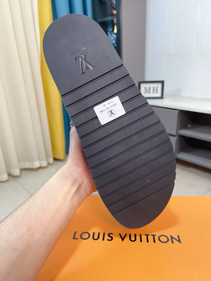 Men's shoes💰300🌹🌹【LV】Multi-color new men's slippers, original top-quality version, original special cowhide with pebbled embossing➕sheepskin on the inner and side, non-slip combination sole, more stable walking, more comfortable and lightweight, high-end and generous, size: 38~44